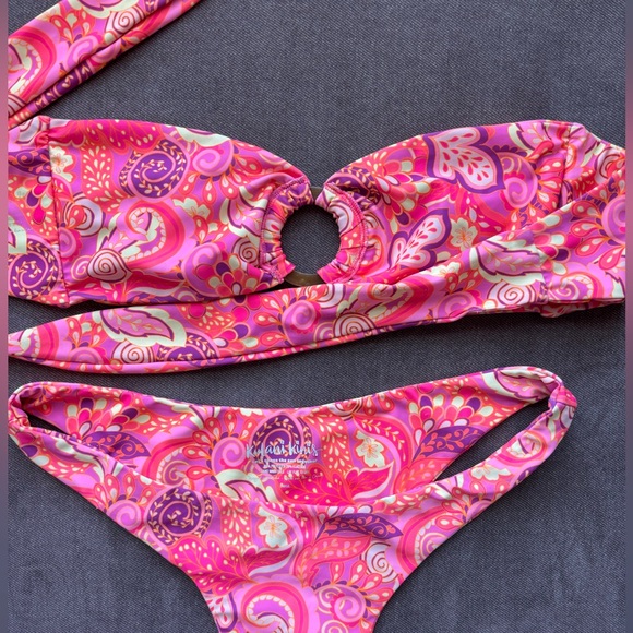 Kulani Kinis Strapless Bikini. Size Large. - Picture 2 of 2